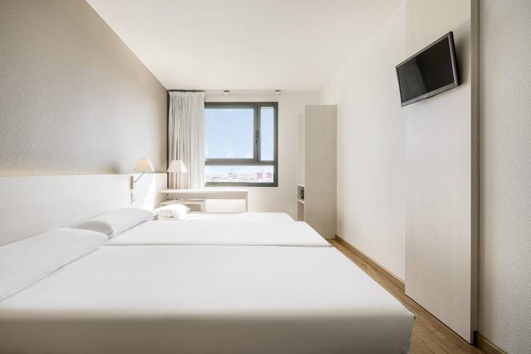 Habitación triple Hotel ILUNION Valencia 3