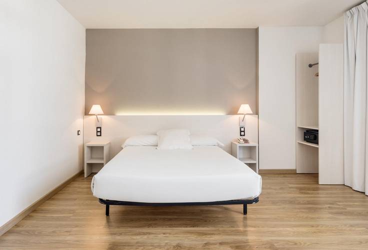 Habitación accesible Hotel ILUNION Valencia 3