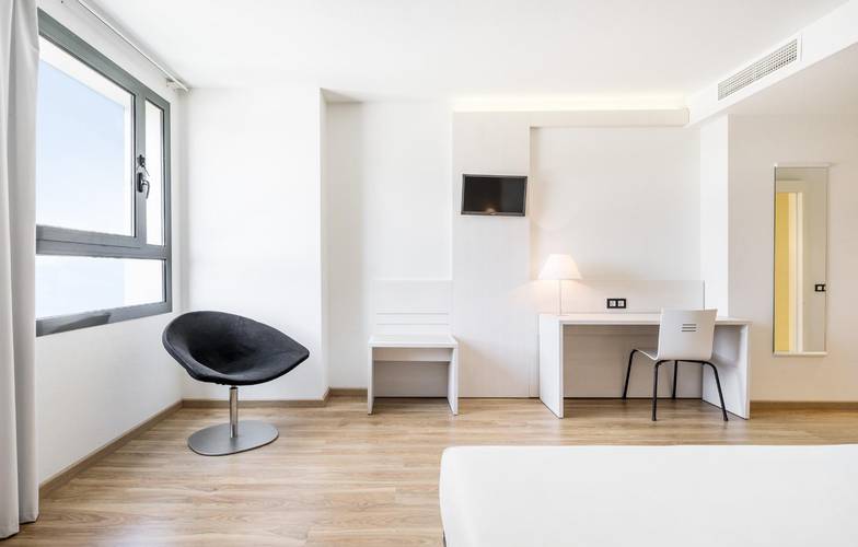 Habitación accesible Hotel ILUNION Valencia 3