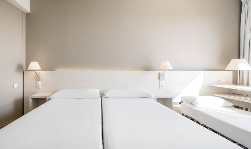 Habitación triple Hotel ILUNION Valencia 3